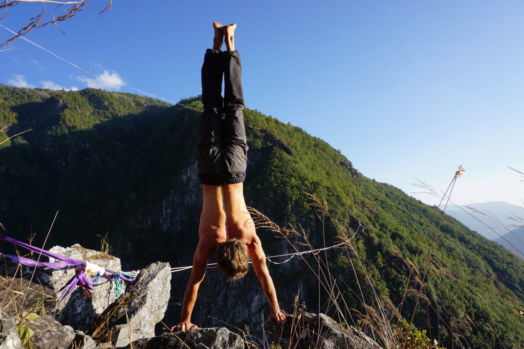 slackline highline friedi kühne free solo world record china handstand