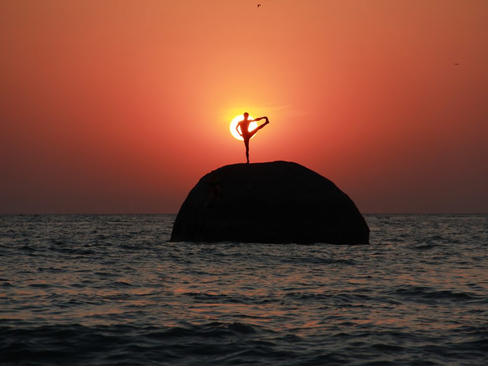 slackline highline indien india yoga pose