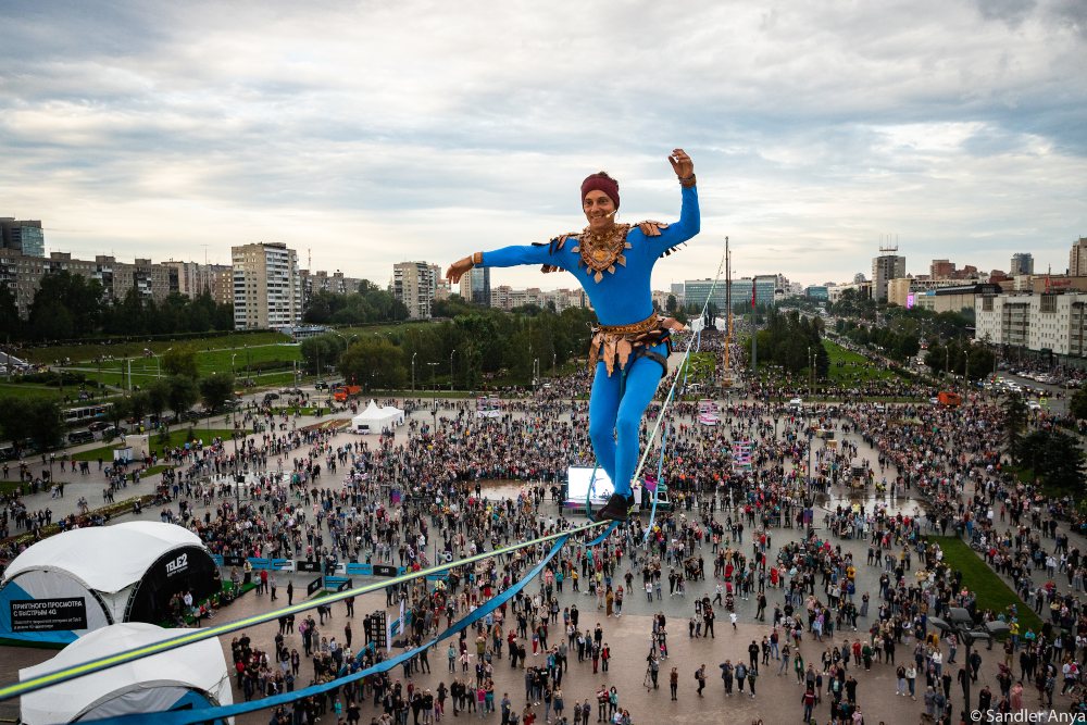 slackline show highline friedi kühne perm costume