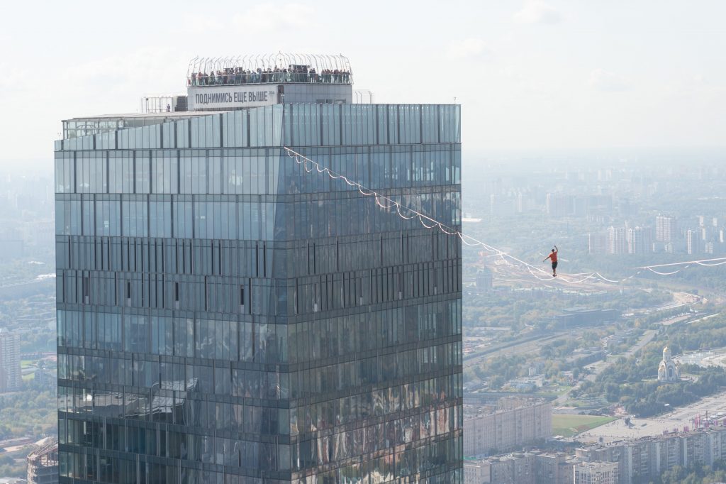 slackline highline friedi kühne moscow moskau urban world record guinness weltrekord oko tower city