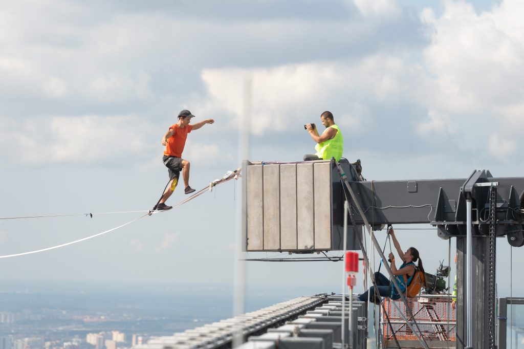 slackline highline friedi kühne moscow moskau urban world record guinness weltrekord neva tower