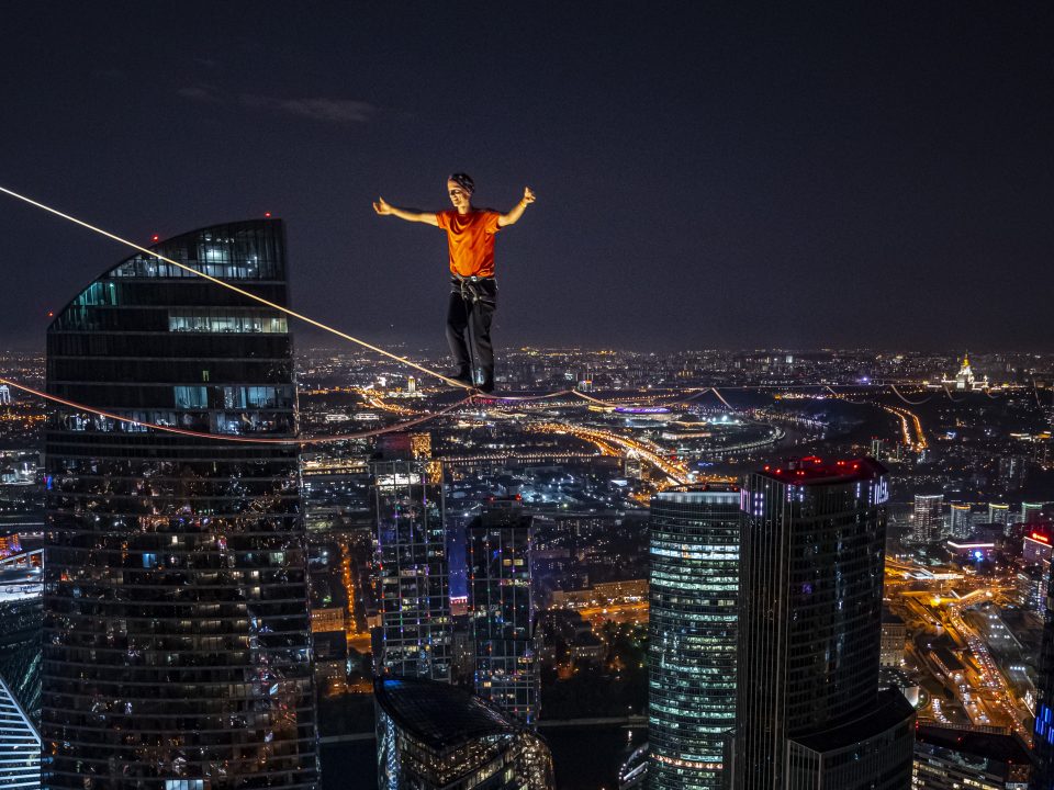 slackline highline friedi kühne moscow moskau urban world record guinness weltrekord oko tower