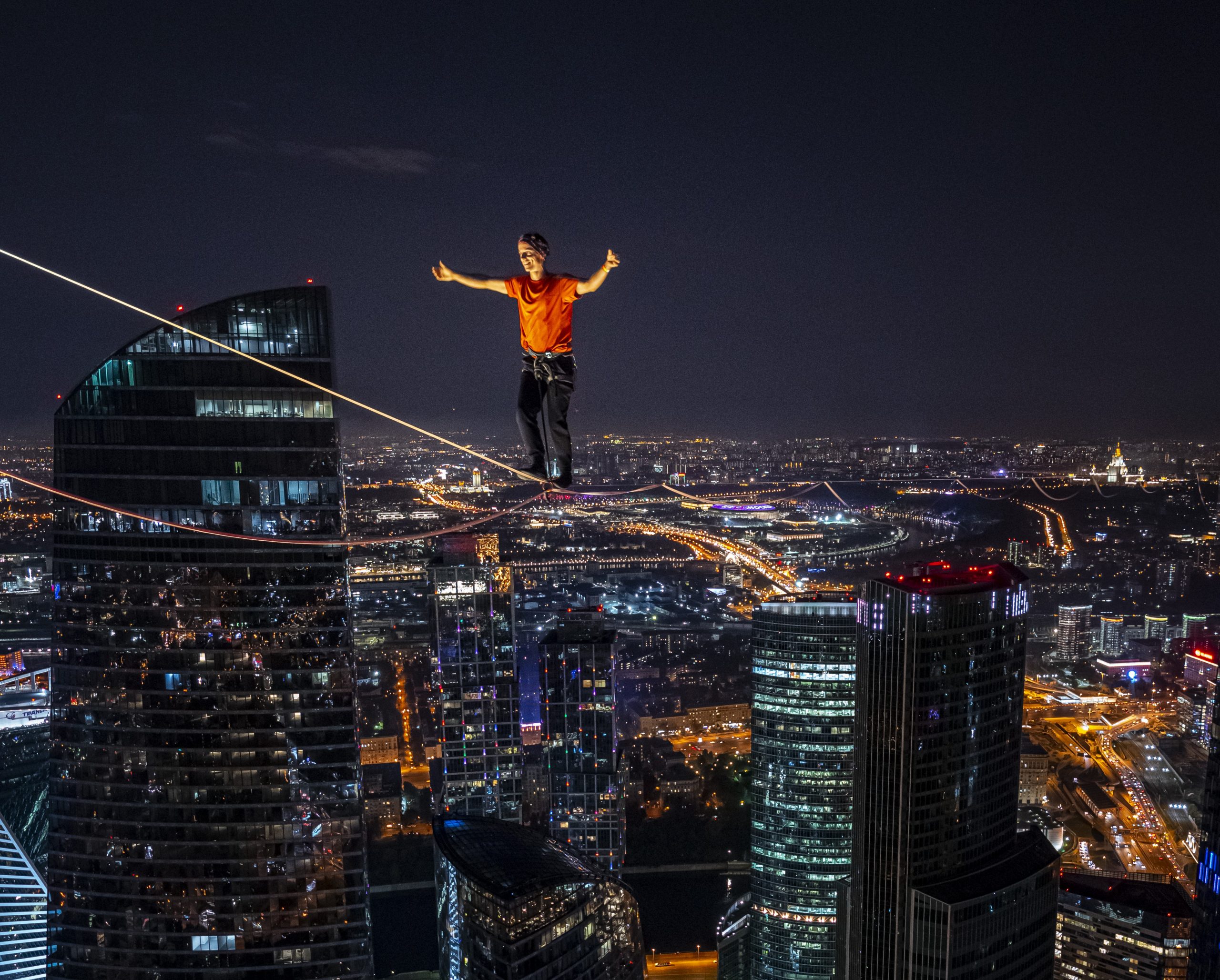 slackline highline friedi kühne moscow moskau urban world record guinness weltrekord oko tower